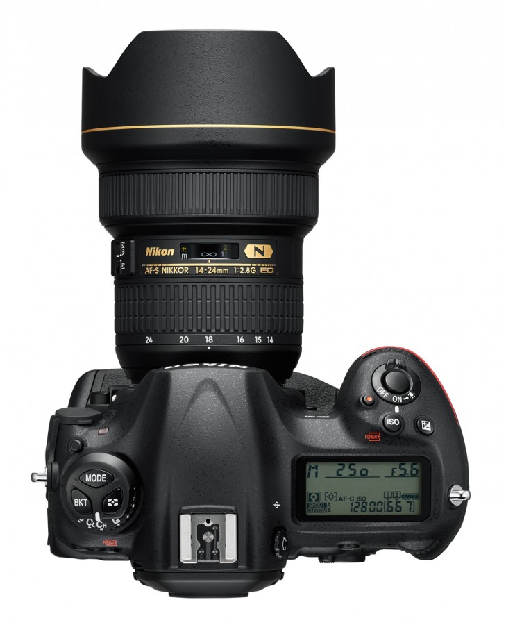 Nikon D5 mit Objektiv von oben