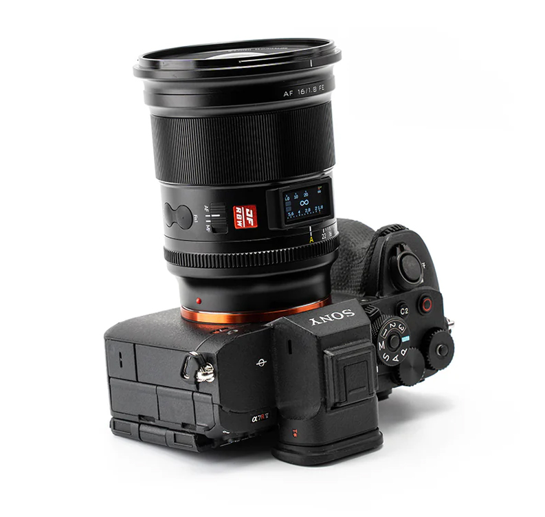 Das Vitrox AF 1,8/16 mm FE an einer Sony-Alpha-Kamera.