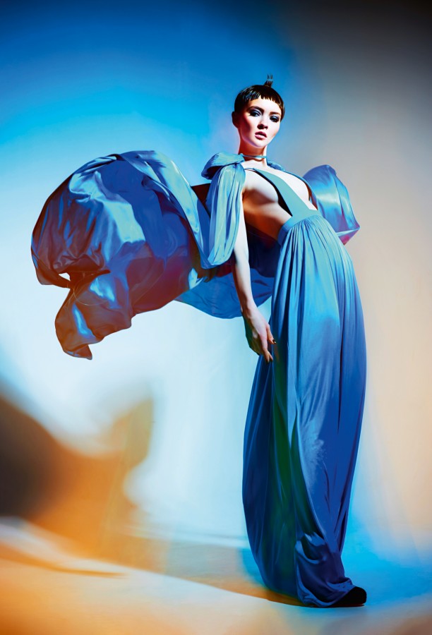 Model in blauem Kleid