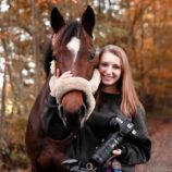 Valerie Jenner mit Pferd und Kamera
