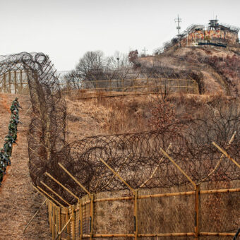 Südkoreanische Soldaten patrouillieren innerhalb der DMZ. Im Hintergrund ein südkoreanischer Wachposten