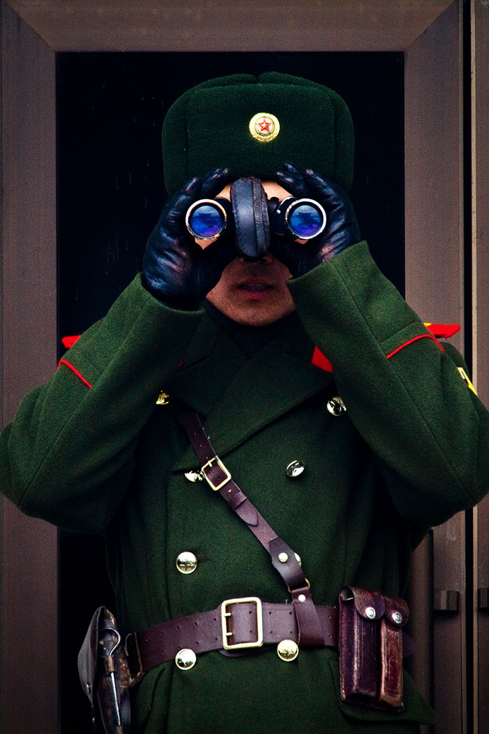 Ein nordkoreanischer Soldat beobachtet mit einem Fernglas den südkoreanischen Teil der Joint Security Area (JSA), Panmunjeom.