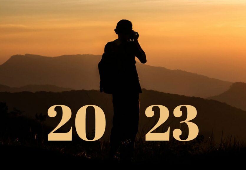 Fototermine 2023: Fotograf blickt in den Sonnenaufgang