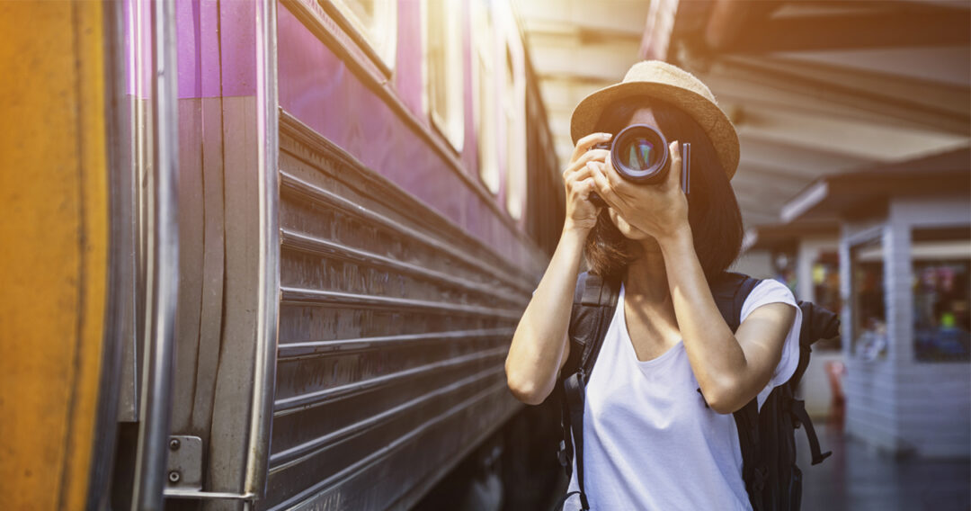 Frau mit Hut fotografiert am Bahnsteig