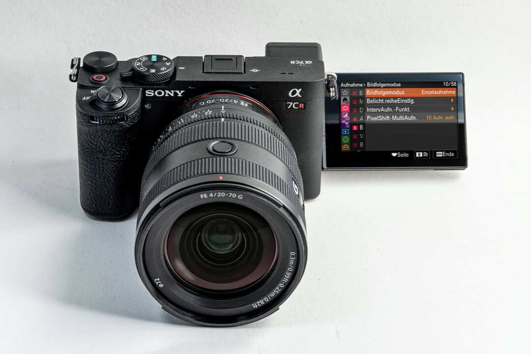 Sony Alpha 7CR mit FE 4/20-70 mm G: Neu ist das Einstellrad auf der Vorderseite des Griffs.