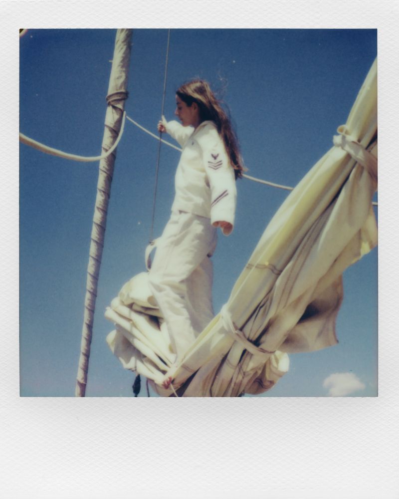 Testbild mit Polaroid I-2: Frau steht auf dem Baum eines Segelbootes