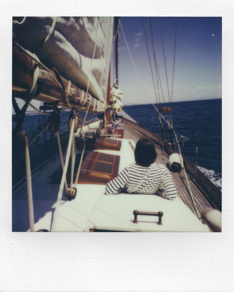 Testbild mit Polaroid I-2: Frau sitzt auf Segelboot