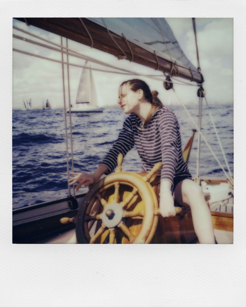 Testbild mit Polaroid I-2: Frau steuert Segelboot