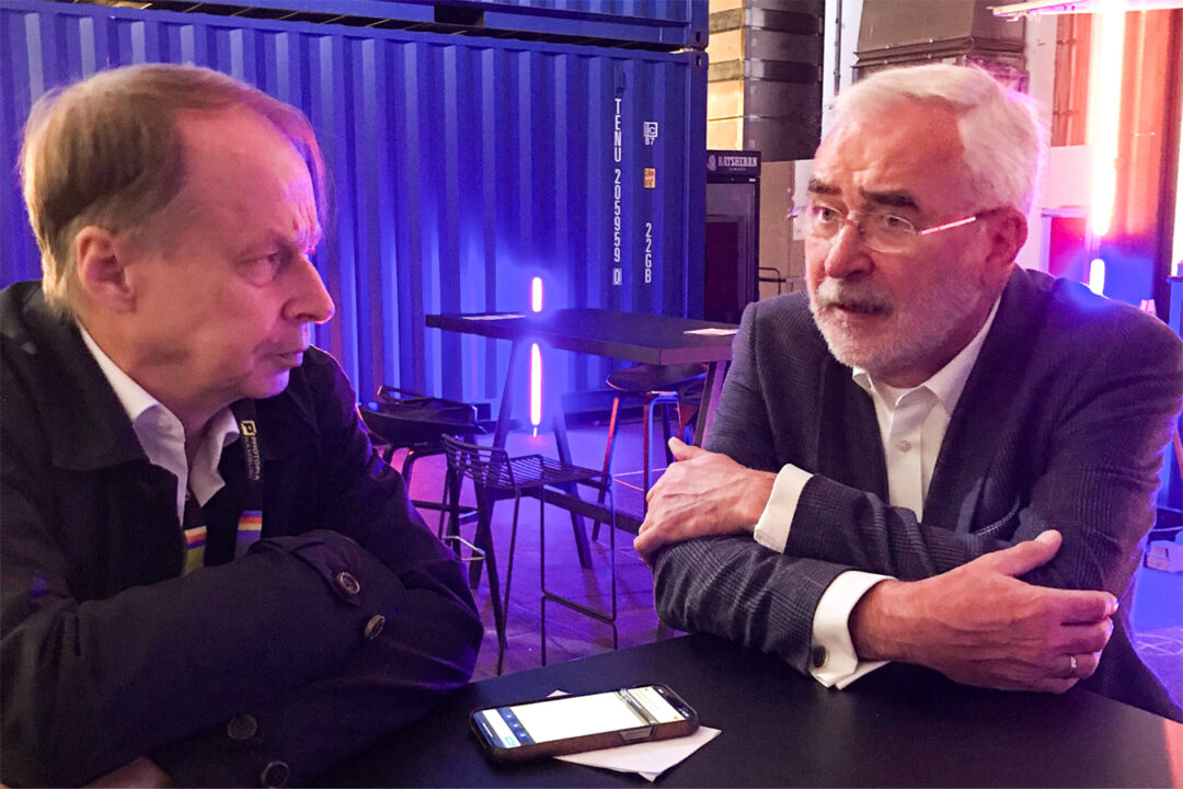 Manfred Zollner interviewt Bernd Aufderheide vor Containern auf der Photopia 2023