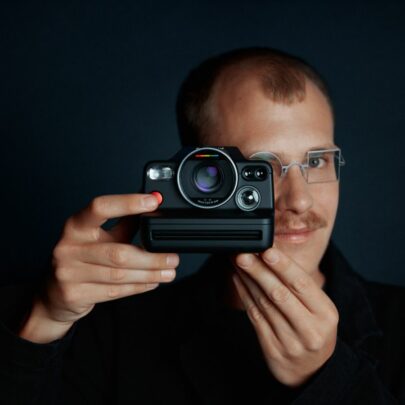 Max Siedentopf mit der neuen Polaroid-Sofortbildkamera I-2