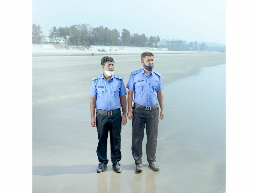 Touristen Polizei am Strand von Cox’s Bazar, Bangladesch