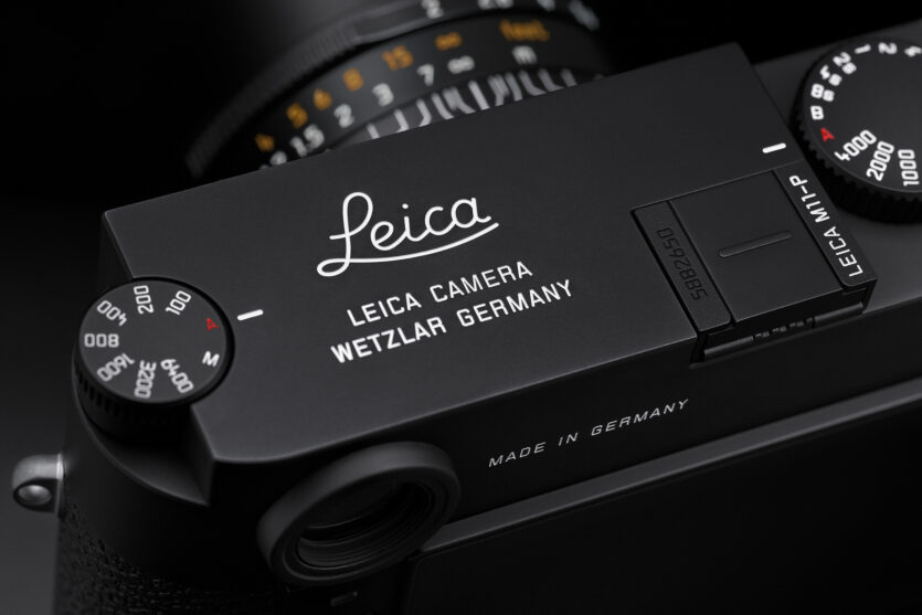 Die Deckplatte der Leica M11-P ist mit einer Fadenzug-Gravur verziert.