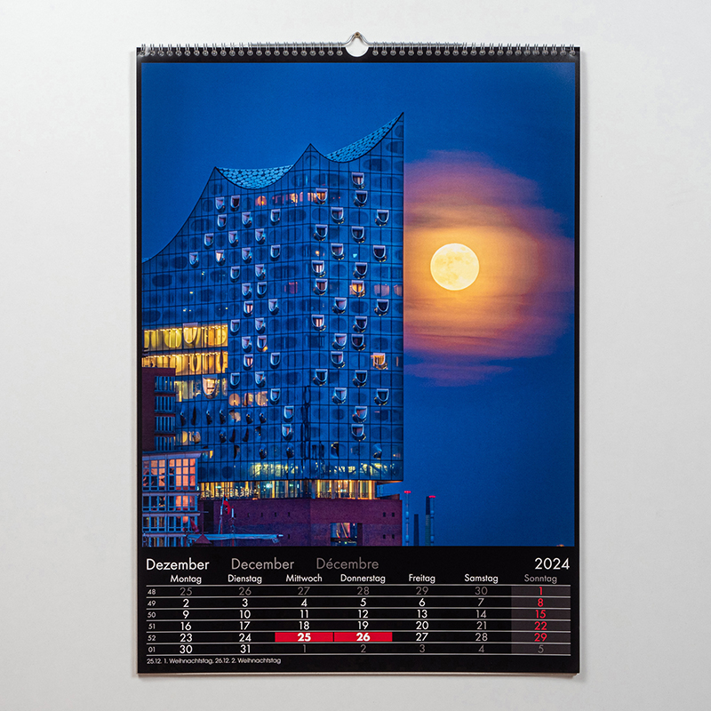 Hochformatiger Kalender von Fotobuch.de, der die Elbphilharmonie bei Nacht zeigt.