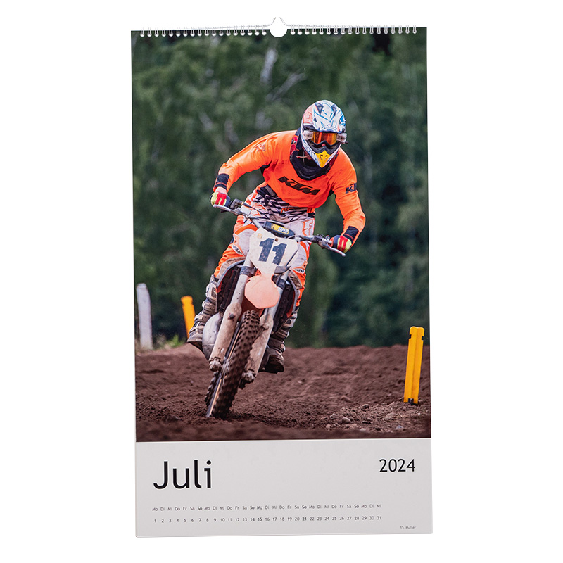 Hochformatiger Kalender von Ifolor, der einen Motorcross-Biker zeigt.