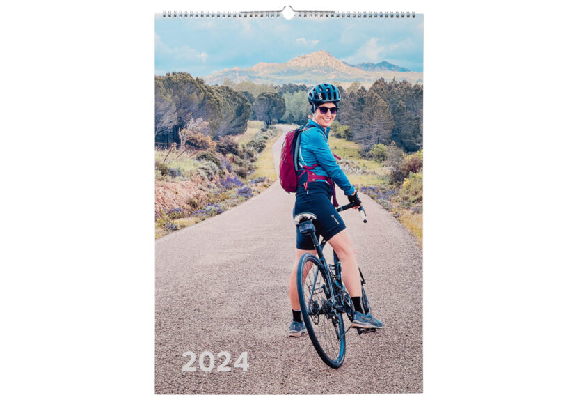 Kalender im Hochformat mit Fahrradfahrerin für 2024