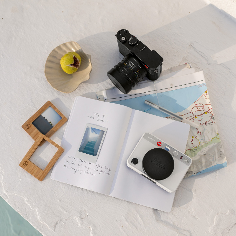 Leica Sofort 2 in Weiß im Urlaubs-Setting