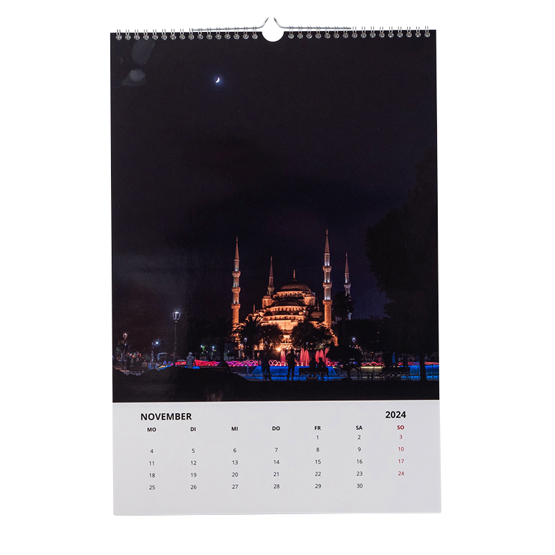 Hochformatiger Kalender von Meinfoto, der ein Gebäude bei Nacht zeigt.