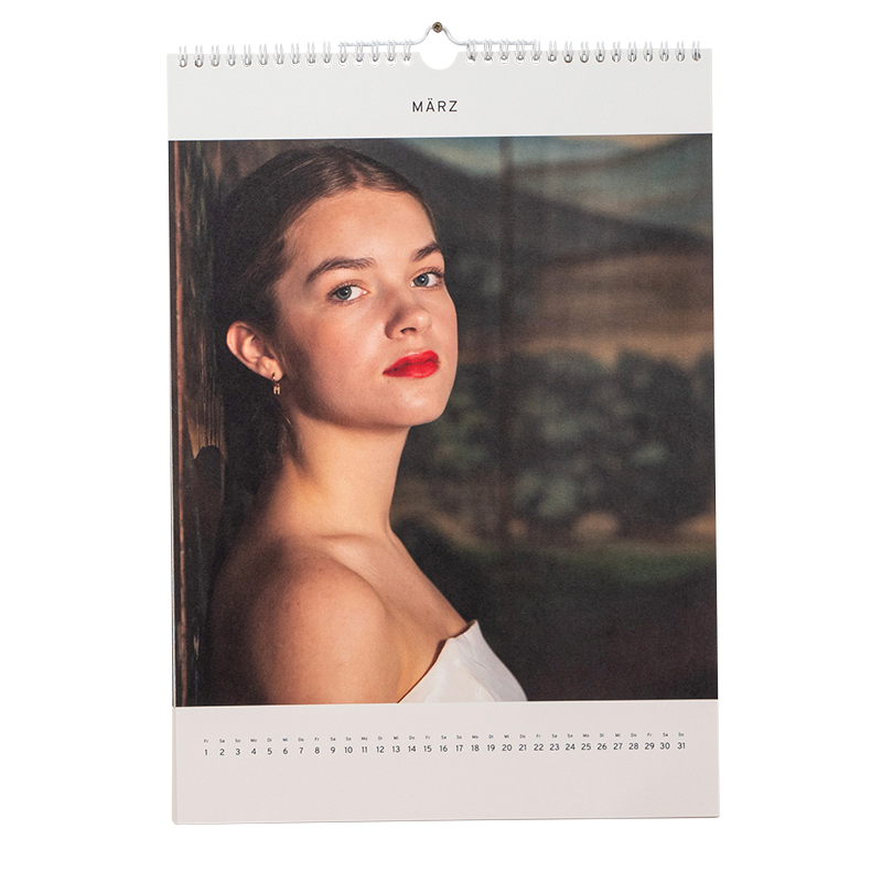Hochformatiger Kalender von MyPoster, der das Portrait einer jungen Frau zeigt.