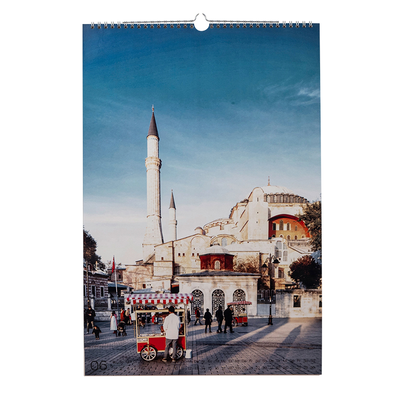 Hochformatiger Kalender von Pixelfoto Express, der eine Straßenszene in warmem Licht zeigt.