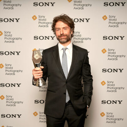 Corey Arnold mit seinem Sony World Photography Award im April 2023