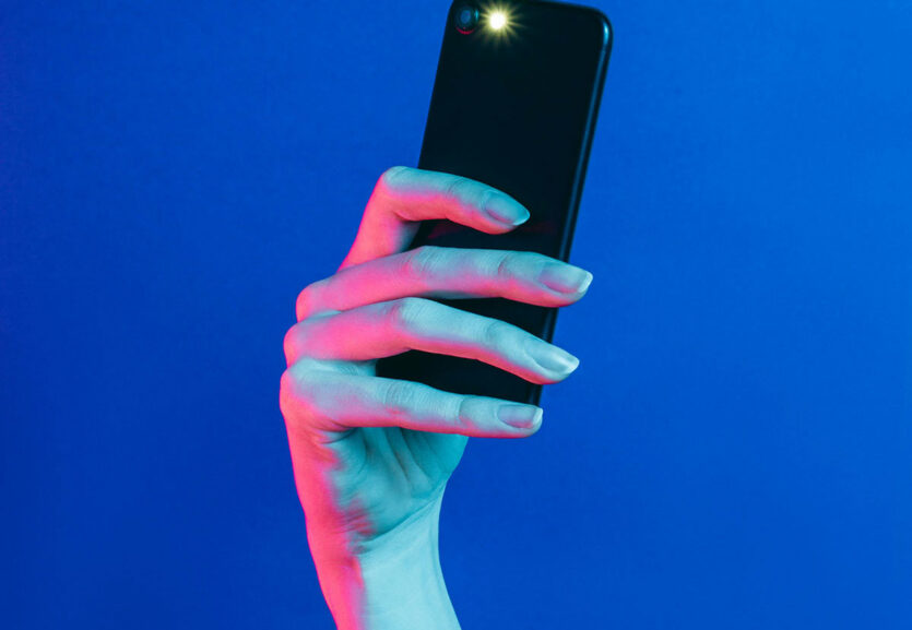 Smartphone im Dunkeln mit Hand
