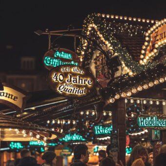warm beleuchteter Weihnachtsmarkt bei Nacht