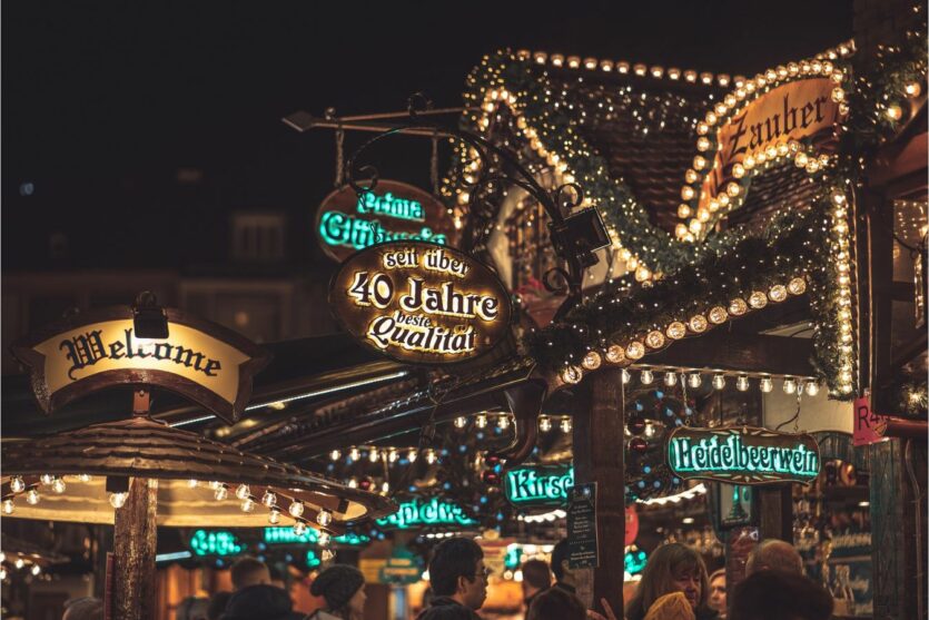 warm beleuchteter Weihnachtsmarkt bei Nacht