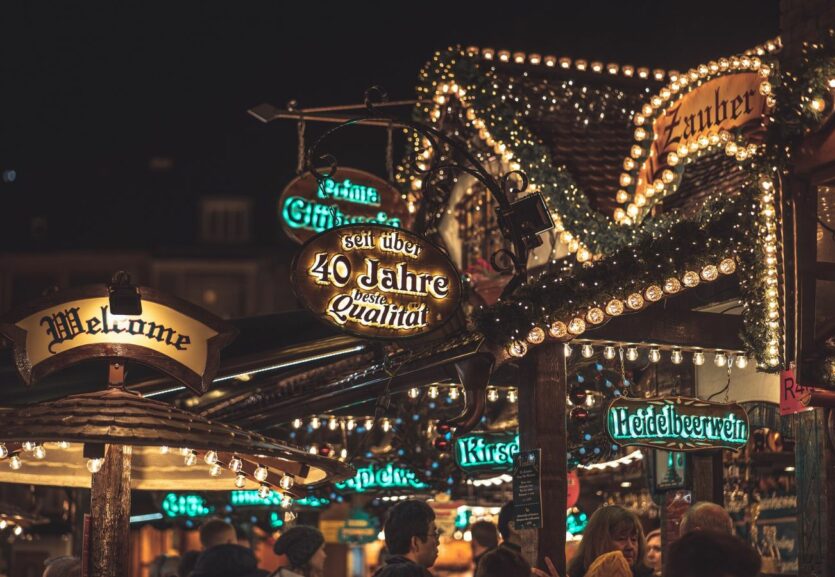 warm beleuchteter Weihnachtsmarkt bei Nacht