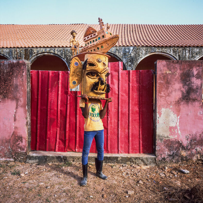 Mit Holzmaske Maskierter auf der Insel Bubaque in Guinea-Bissau