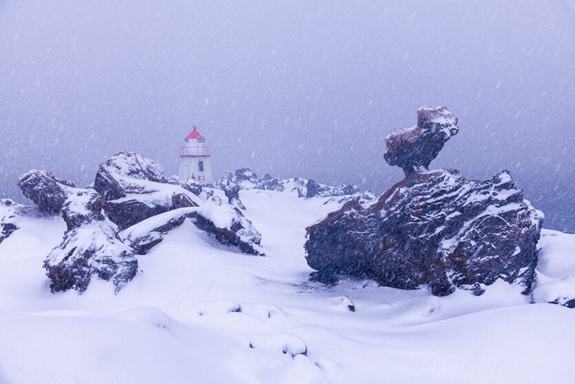 Schneefall an der norwegischen Küste