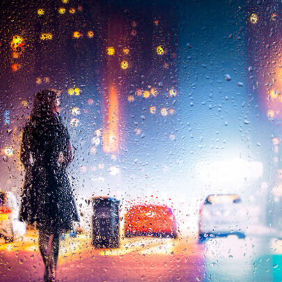 Nachtfotografie: Frau auf Straße bei Nacht mit Regen