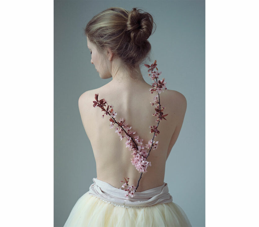 Akt, Frauen-Rücken mit Blüte