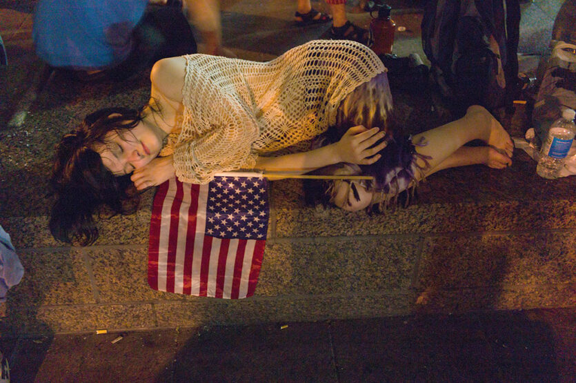 Schlafendes Mädchen mit Amerika-Flagge