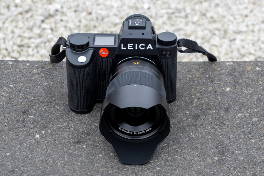 Leica SL3 auf einer Mauer