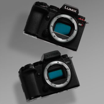 Panasonic Lumix S5II (oben) und Lumix S5IIX (unten).