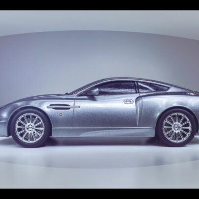 Graues Modellauto vor grauem Hintergrund in Photoshop bearbeitet