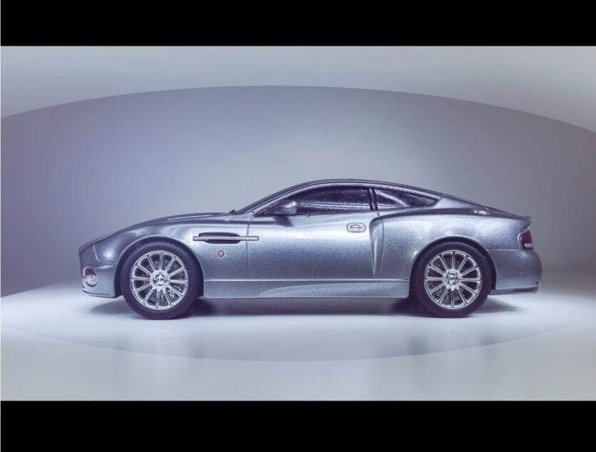 Graues Modellauto vor grauem Hintergrund in Photoshop bearbeitet